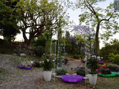 La struttura � circondata da un colorato giardino botanico (foto di Gennaro Gargiulo)